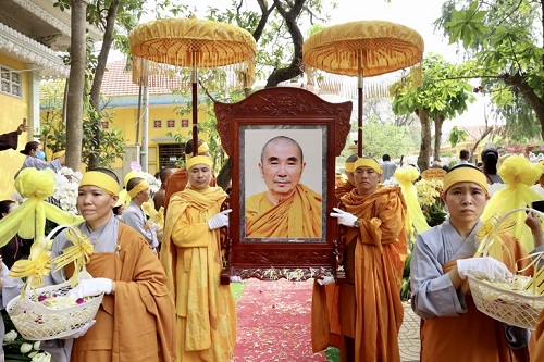 Sáng 14-4 (24-2 nhuần-Quý Mão), tại tổ đình Quan Âm tu viện (Biên Hòa, Đồng Nai) đã trang nghiêm diễn ra lễ truy niệm, phụng tống kim quan Trưởng lão Hòa thượng Thích Giác Quang nhập bảo tháp.